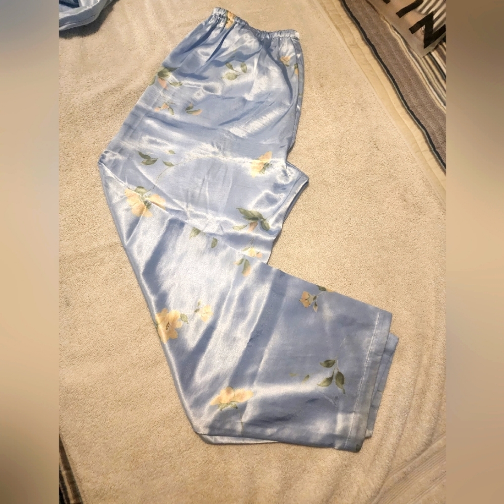 Jones New York Women's Two-Piece Pajamas - Picture 10 of 13